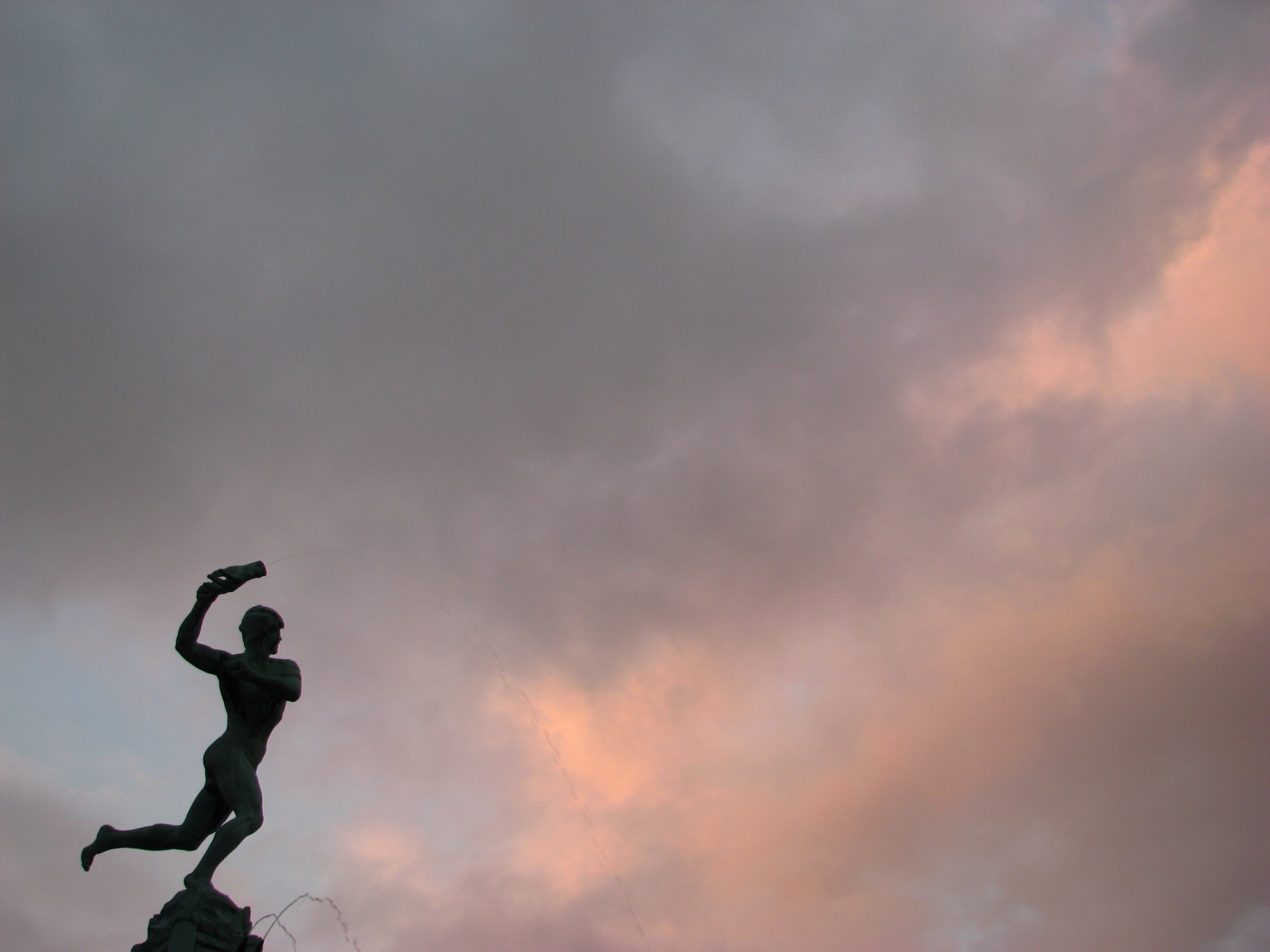 cielo atardecer rojizo contraluz estatua angulo inferior izquierdo