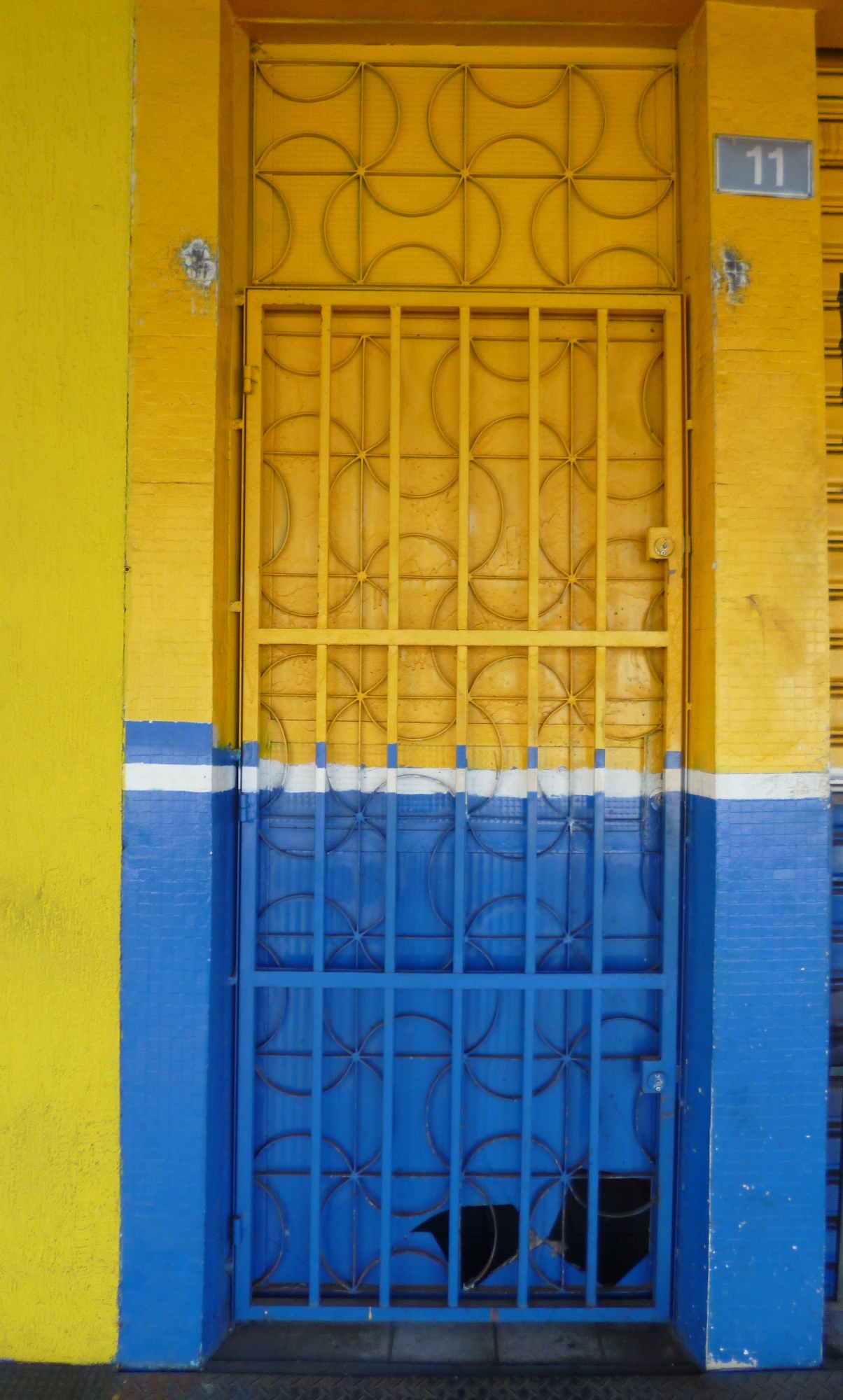 puerta brasilia azul amarilla rejas