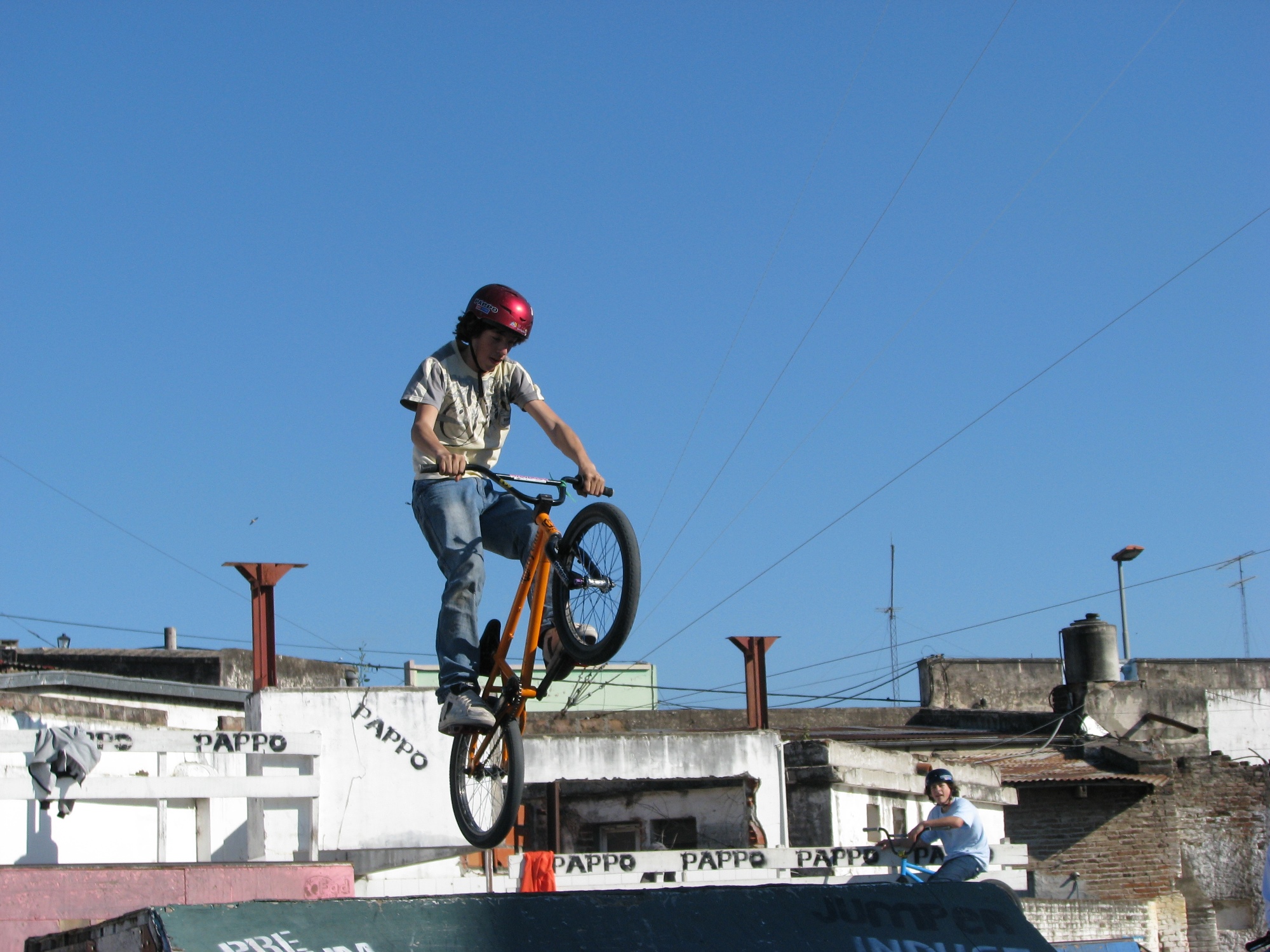cielo azul bicicleta en el aire construcciones