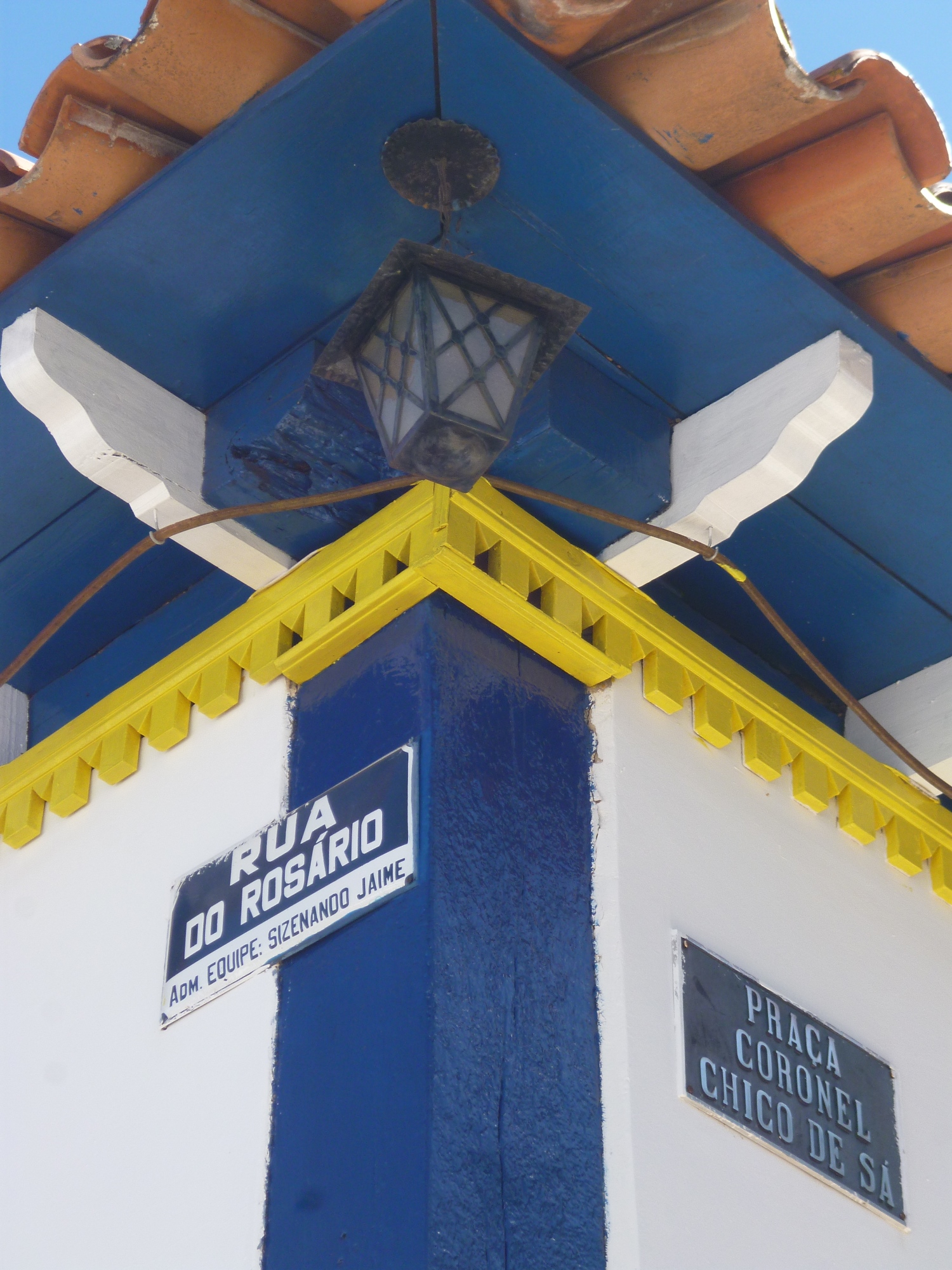 esquina construcción techo azul amarillo farol tejas rojas