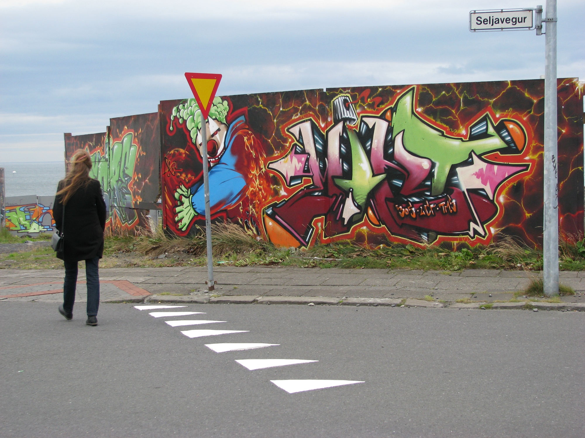 calle  mural persona cielo