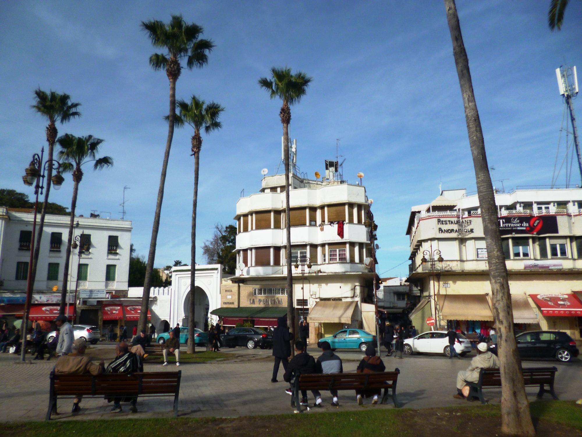 plaza palmeras gente edificios tanger